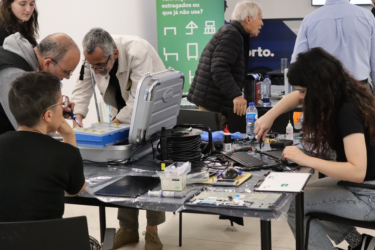 Entre chaves de fendas e boas conversas: o Repair Café voltou a juntar quem quer reparar em vez de descartar
