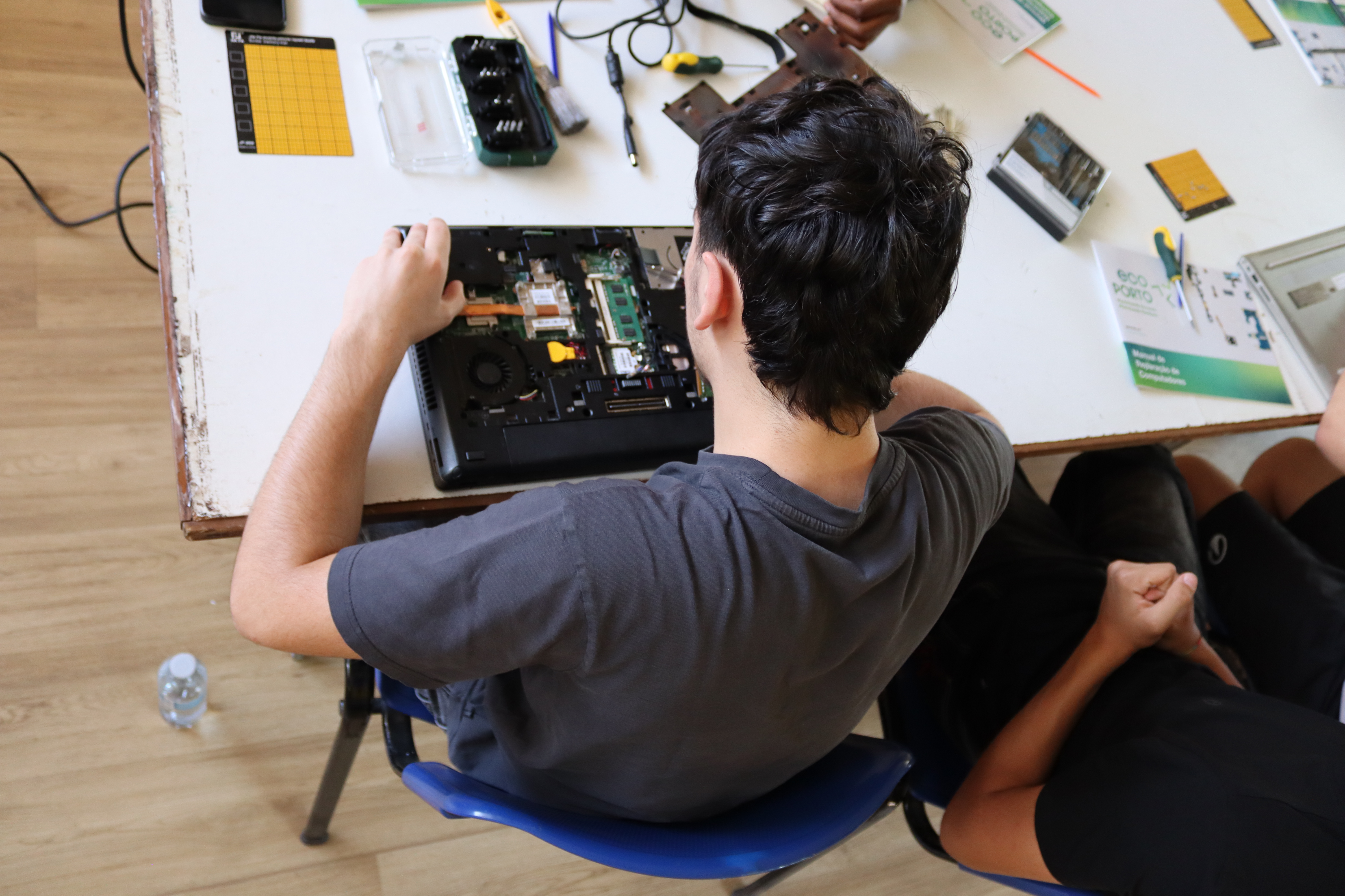 Jovens aprendem a desmontar e avaliar portáteis em sessão no Centro Juvenil de Campanhã