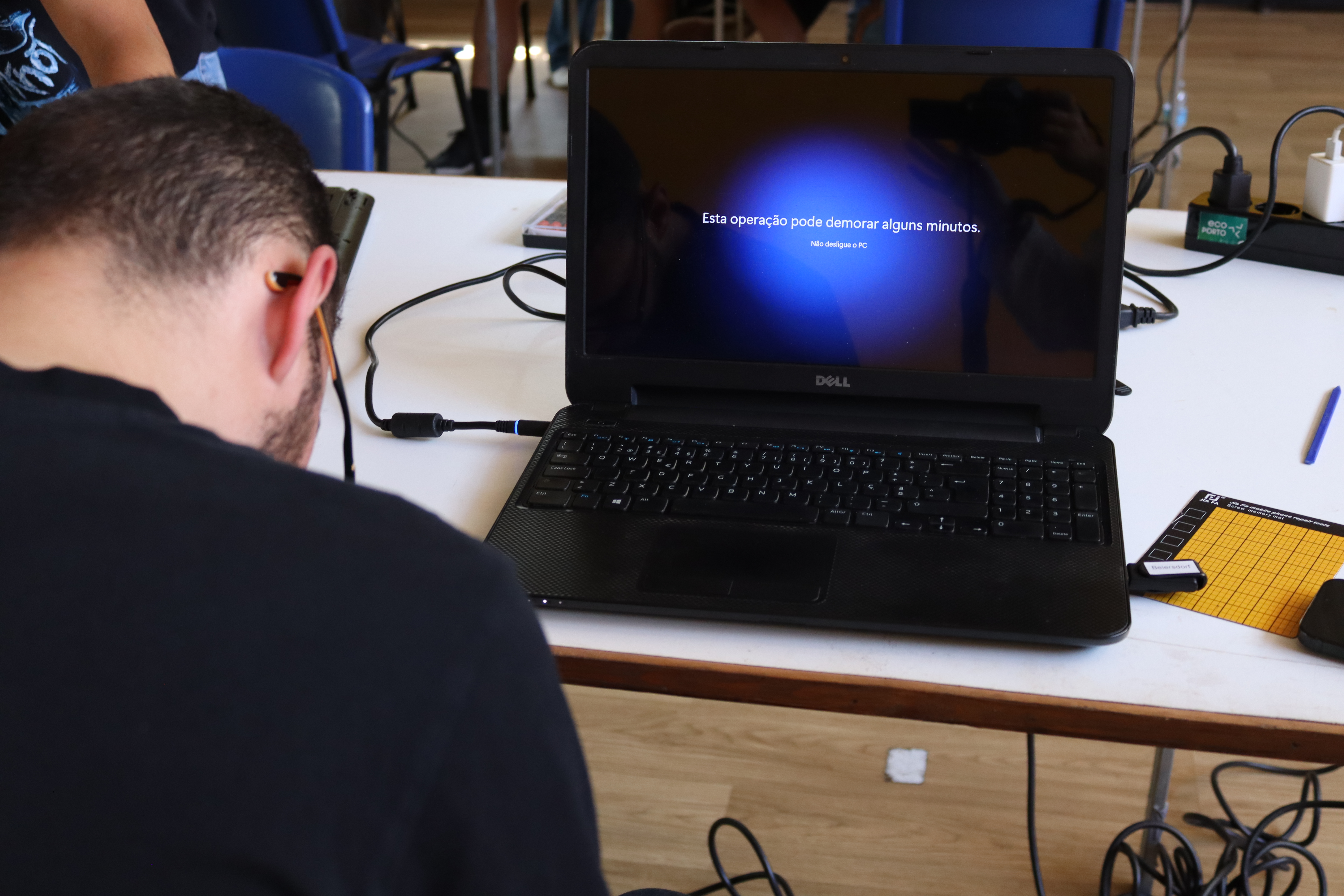 Jovens aprendem a desmontar e avaliar portáteis em sessão no Centro Juvenil de Campanhã