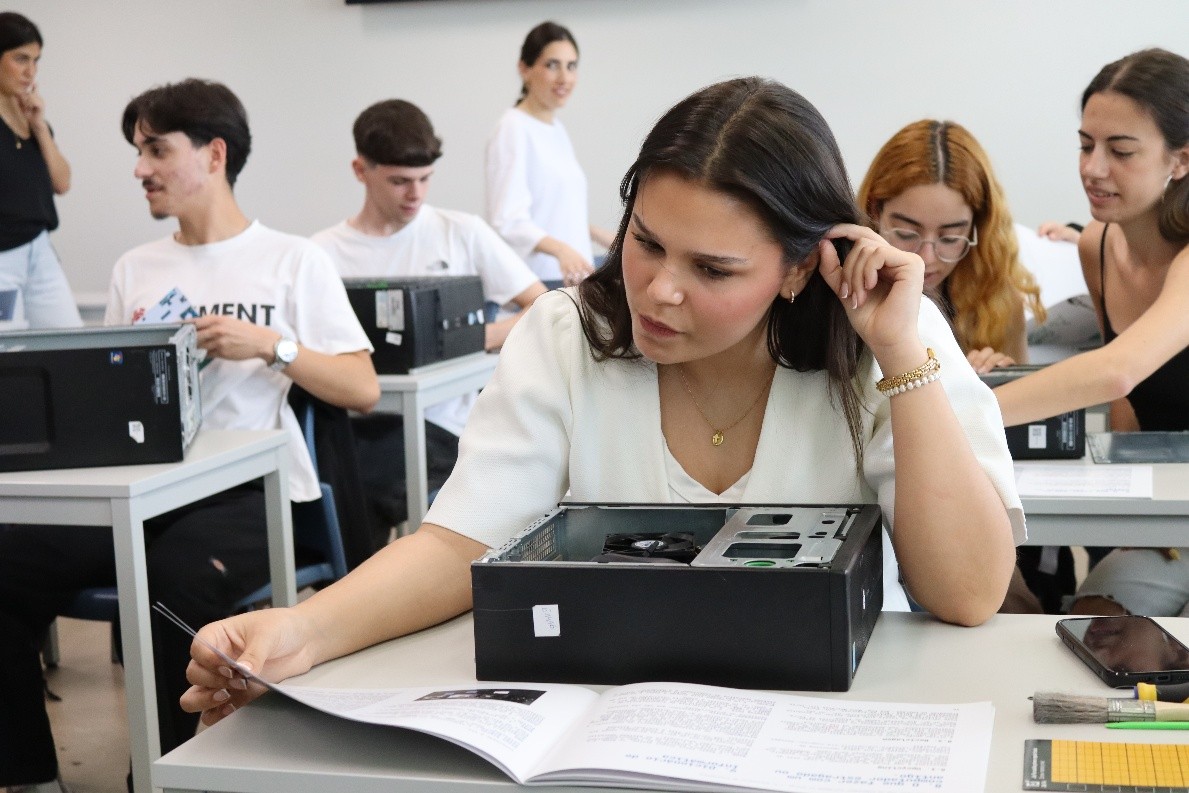 Pelas mãos de jovens, computadores são reparados e ganham nova vida