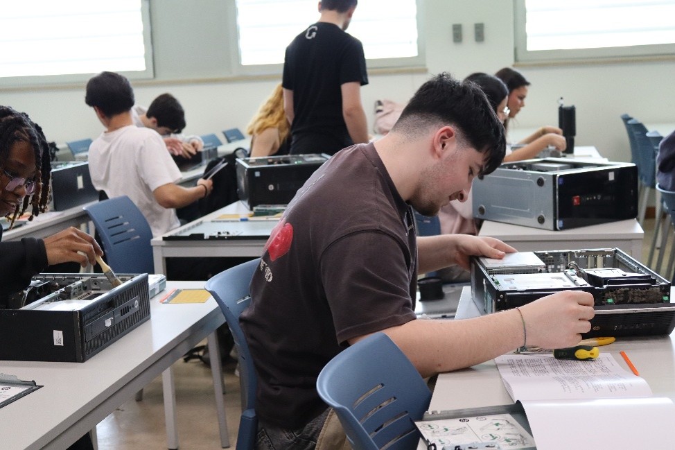 Pelas mãos de jovens, computadores são reparados e ganham nova vida