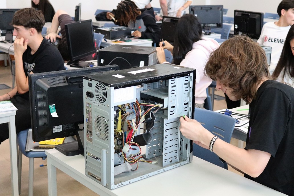 Pelas mãos de jovens, computadores são reparados e ganham nova vida