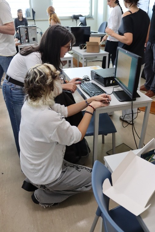 Pelas mãos de jovens, computadores são reparados e ganham nova vida