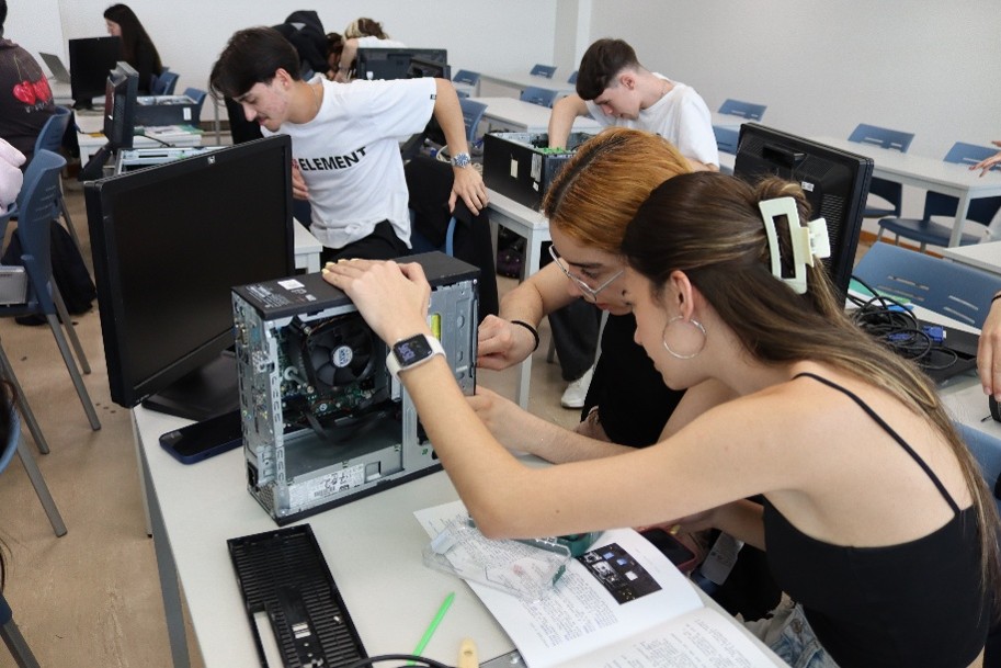 Pelas mãos de jovens, computadores são reparados e ganham nova vida