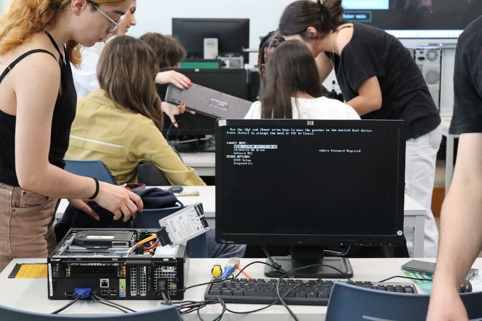 Pelas mãos de jovens, computadores são reparados e ganham nova vida