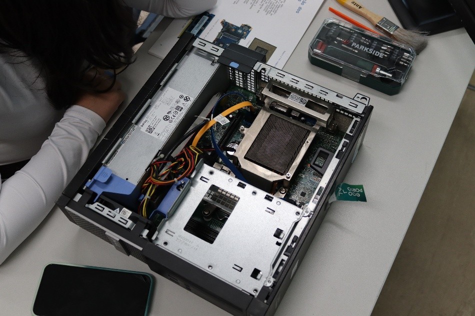 Pelas mãos de jovens, computadores são reparados e ganham nova vida