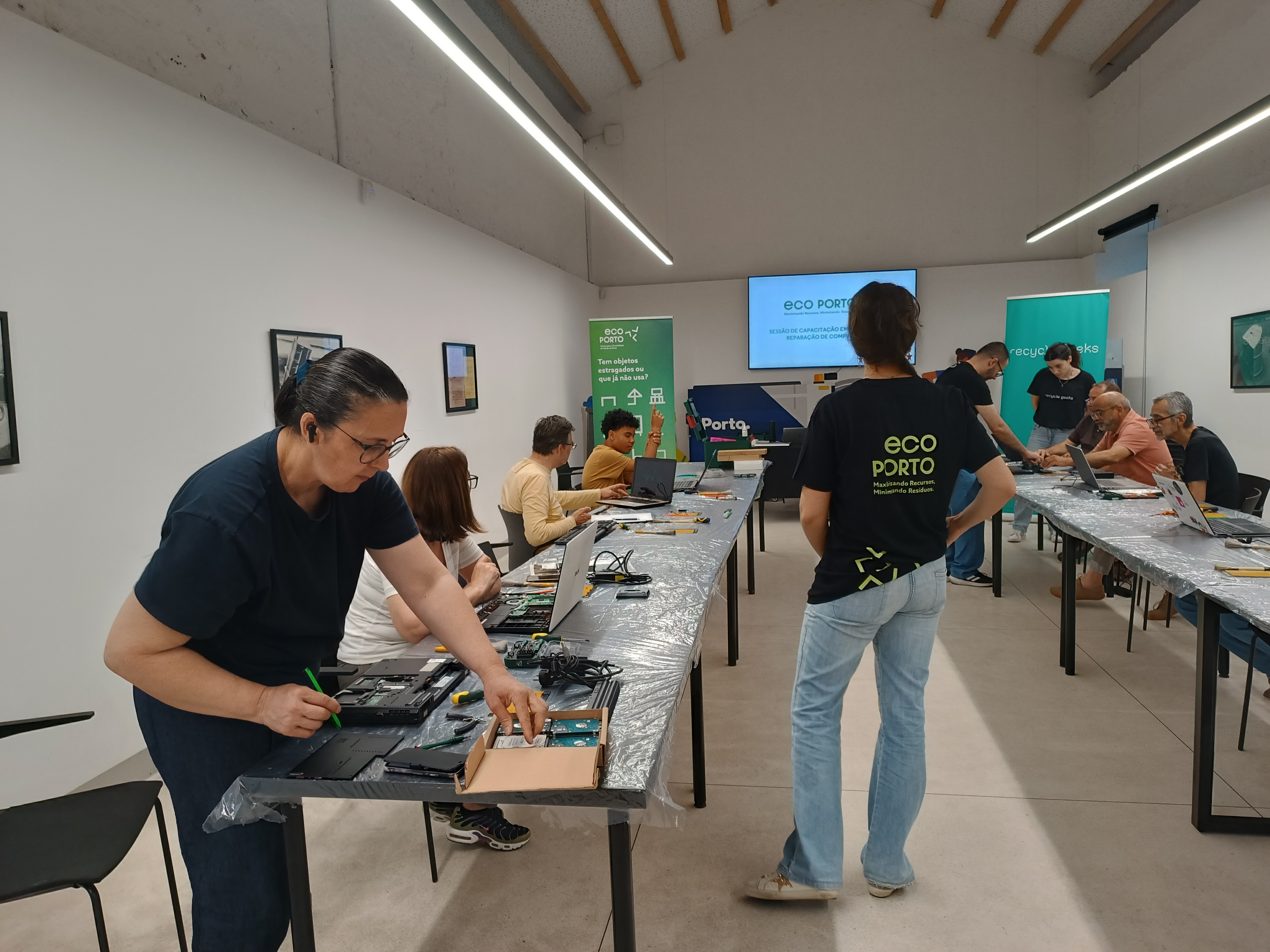 Abrir um computador e fechar a porta ao desperdício