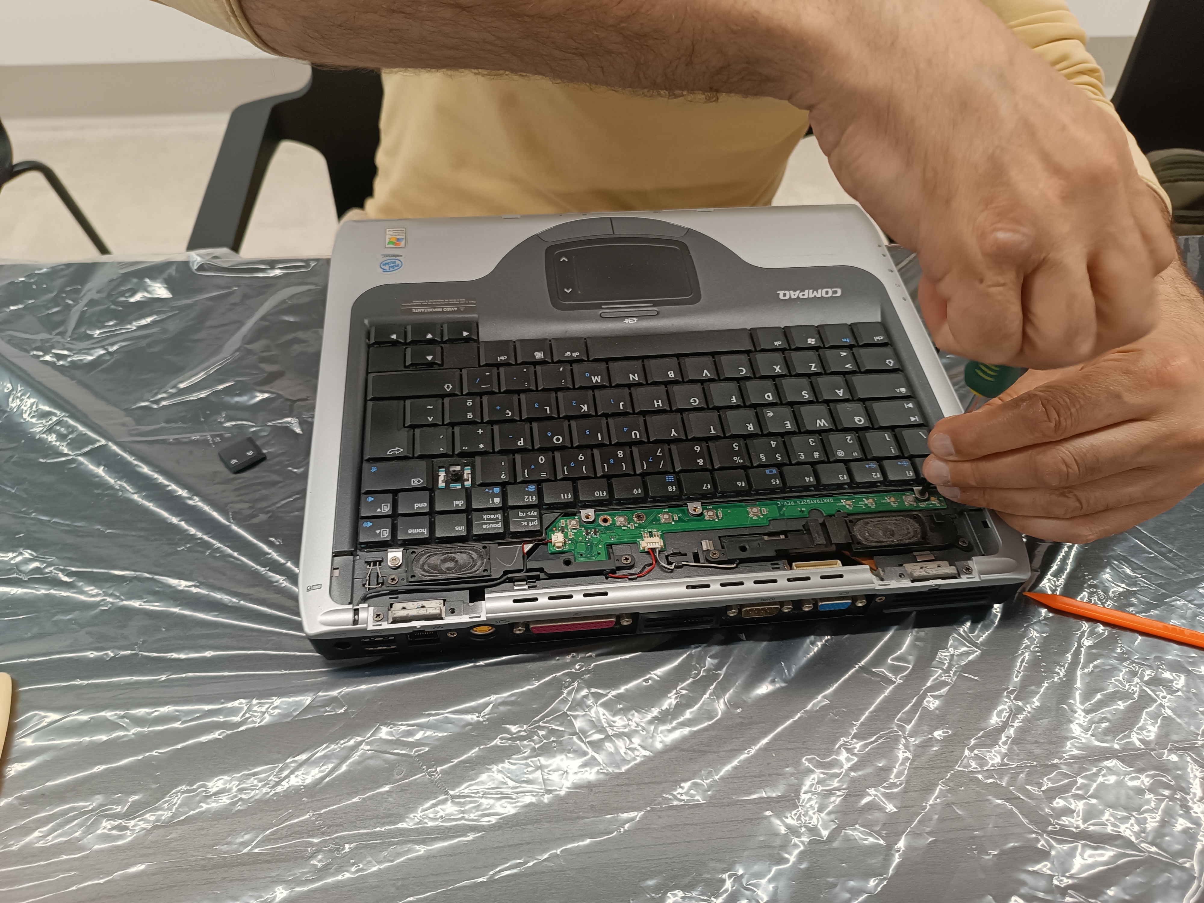 Abrir um computador e fechar a porta ao desperdício