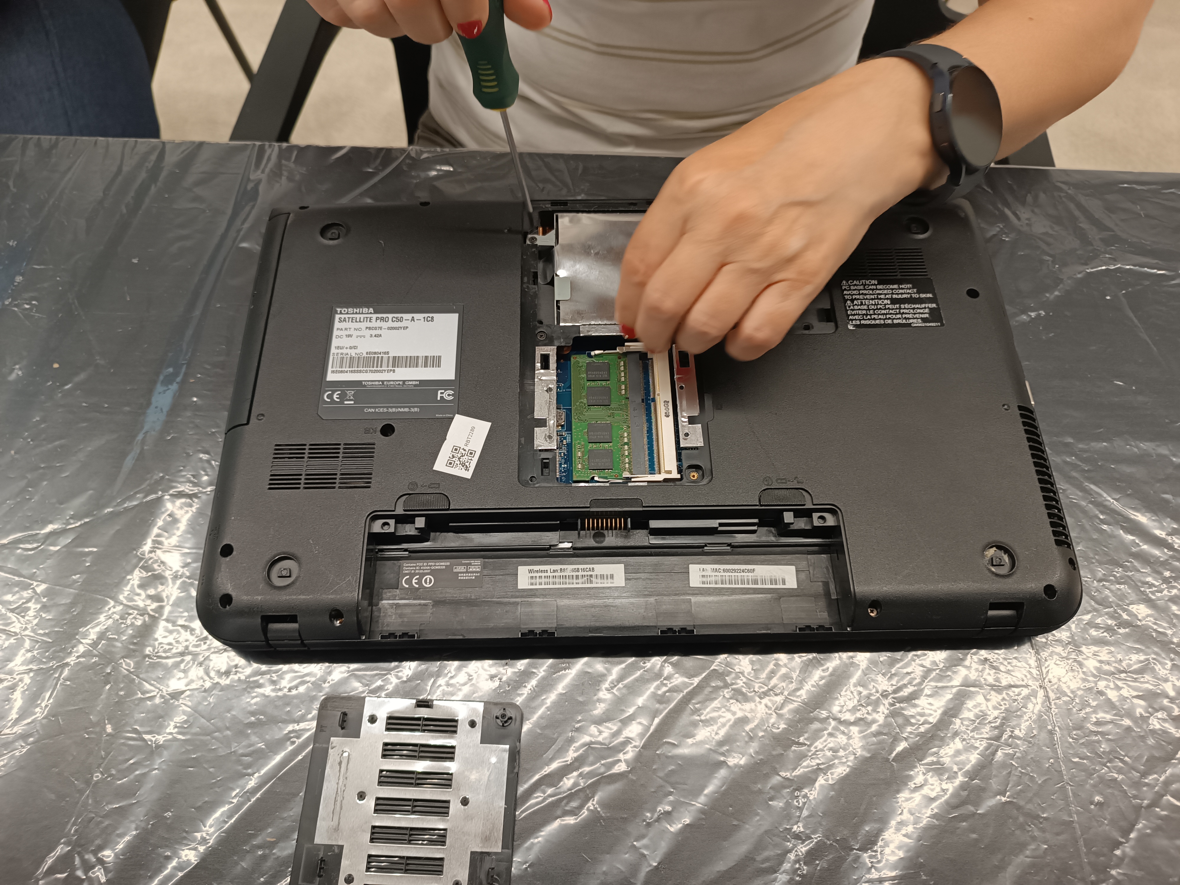Abrir um computador e fechar a porta ao desperdício
